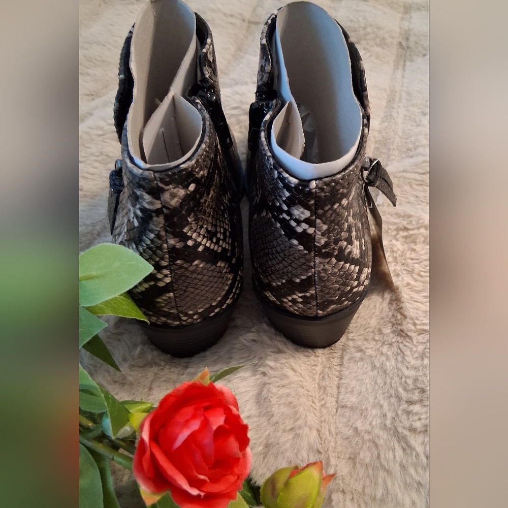Women's Faux Snakeskin Ankle Boots. Size 6M - Picture 2 of 6